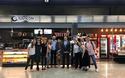 El personal de la nueva tienda posa, con responsables de Ilunion Retail, en la puerta del nuevo establecimiento de la empresa en Nuevos Ministerios