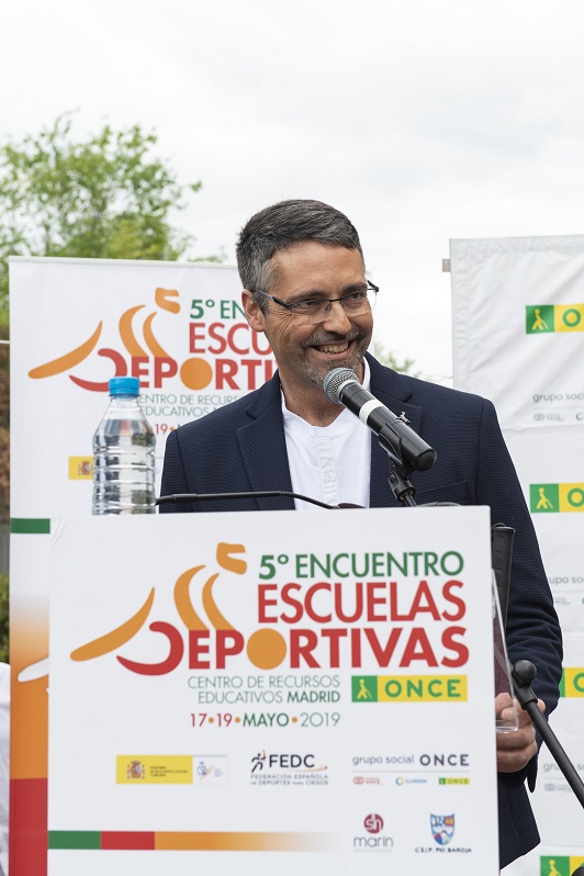 El director del CRE, Germán Moya, se dirige a los chavales en el acto inaugural