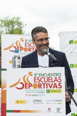 El director del CRE, Germán Moya, se dirige a los chavales en el acto inaugural