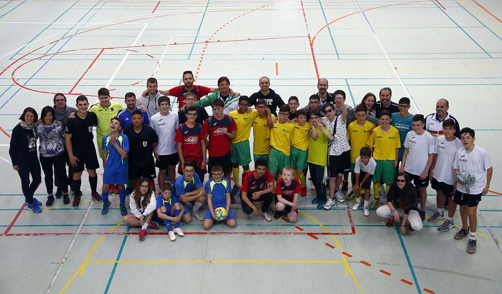 Foto de familia de los participantes en el torneo de fútbol-sala en la jornada de despedida