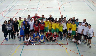 Foto de familia de los participantes en el torneo de fútbol-sala en la jornada de despedida