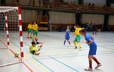 Lance de uno de los partidos de fútbol-sala