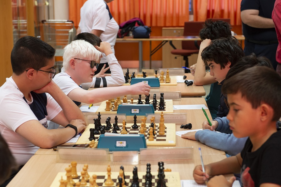 Los chavales disputando el torneo de ajedrez