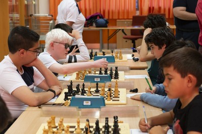 Los chavales disputando el torneo de ajedrez