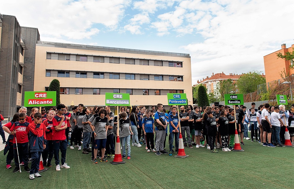 Los representantes de los distintos Centros Educativos en el desfile inaugural de las jornadas