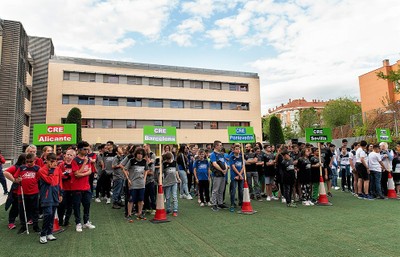 Los representantes de los distintos Centros Educativos en el desfile inaugural de las jornadas