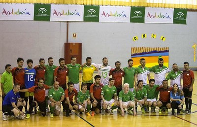 Foto de familia colectiva de los integrantes de los equipos de Fútbol Sala de Andalucía y de España. en Sevilla