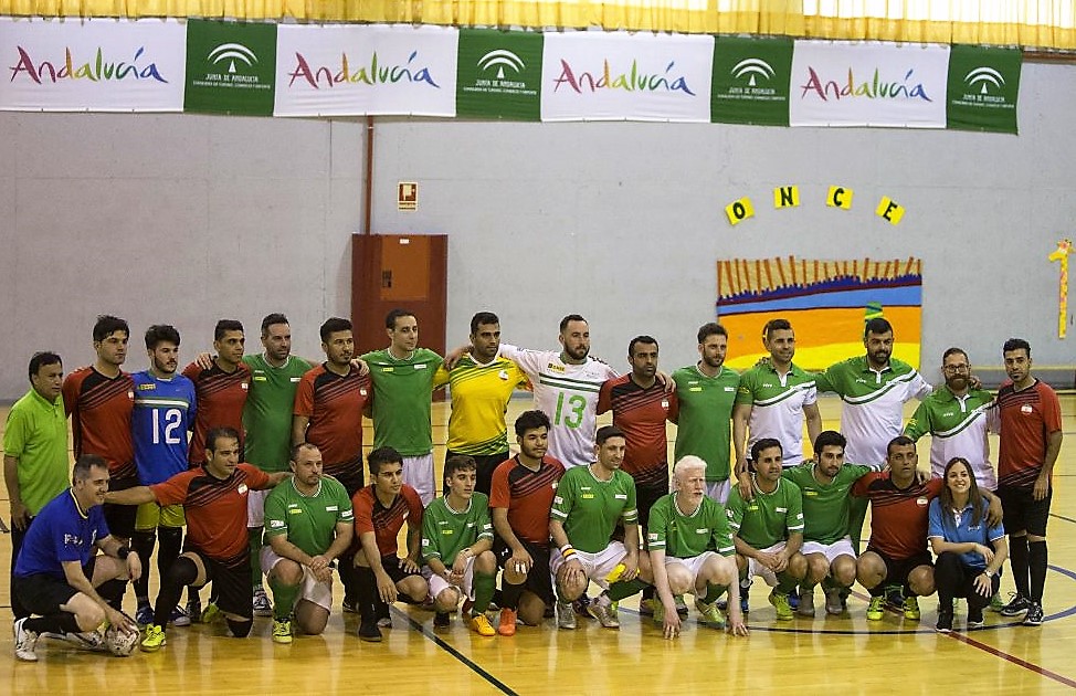 Foto de familia colectiva de los integrantes de los equipos de Fútbol Sala de Andalucía y de España. en Sevilla