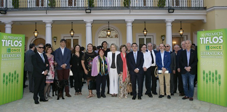 Foto de familia de jurados y premiados Foto de familia de jurados y premiados