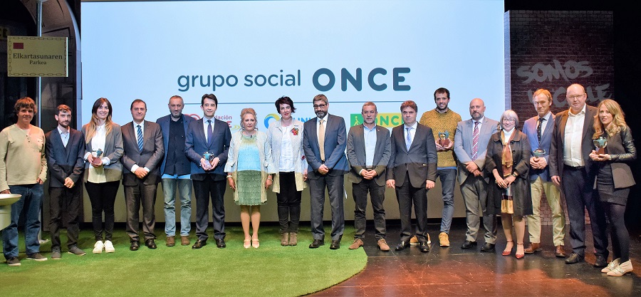 Foto de familia de los galardonados con las autoridades