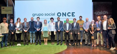 Foto de familia de los galardonados con las autoridades