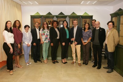 Foto de familia de toda la delegación visitante junto a los responsables de la ONCE y FOAL 