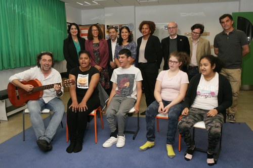 La delegación de la R. Dominicana con alumnos y profesor en clase de Expresión Corporal y Música
