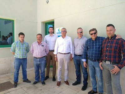 La delegación de PROSELCO posa con los responsables de Ilunion Reciclados en la puerta de sus instalaciones de La Bañeza