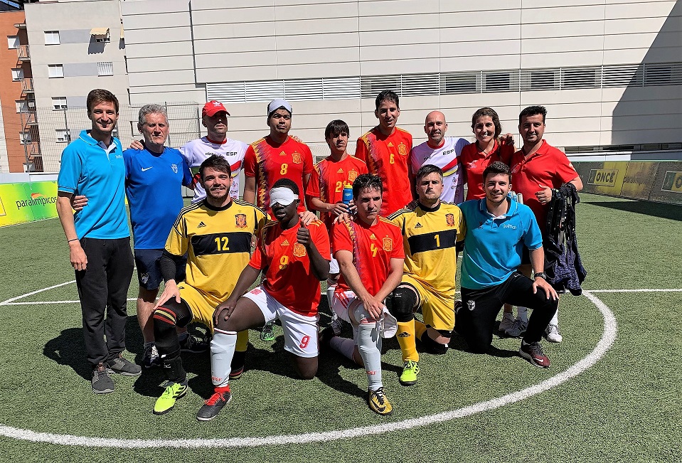 La selección española de Fútbol 5 posa al completo tras conquistar el torneo