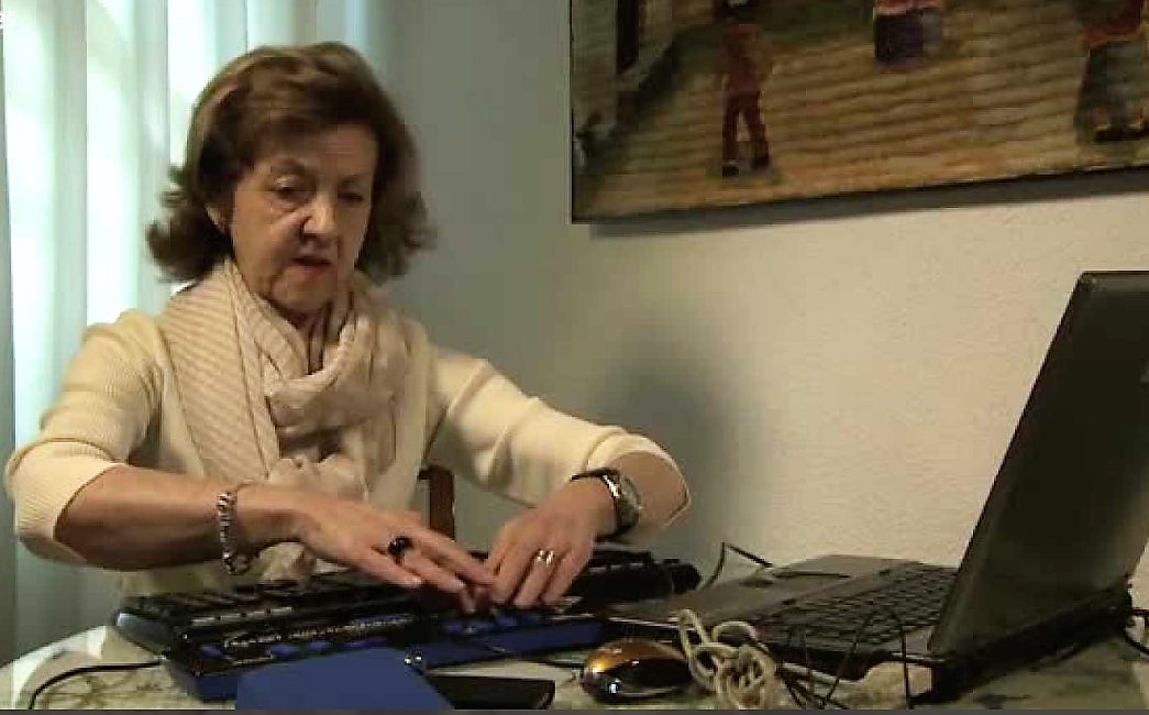 La sordociega Marina Martín manejándose con sus instrumentos tiflotécnicos y su ordenador