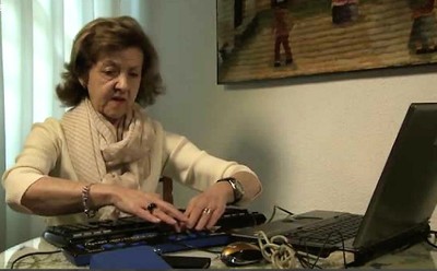 La sordociega Marina Martín manejándose con sus instrumentos tiflotécnicos y su ordenador