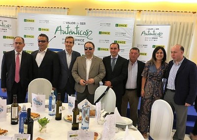 Los responsables de la ONCE en Galicia posan, junto a las autoridades invitadas, al iniciar la salutación previa a la comida de confraternidad