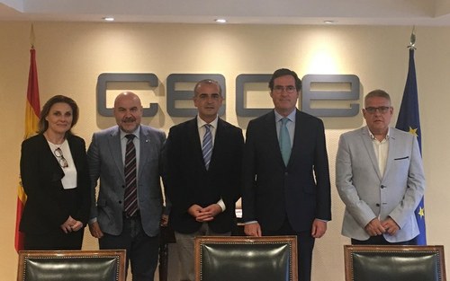 Miembros y responsables de la CEOE y de la PTS durante el encuentro