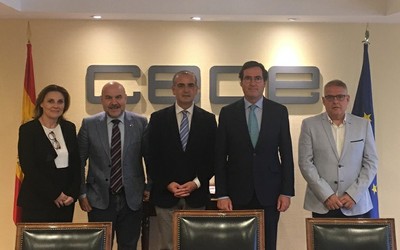 Miembros y responsables de la CEOE y de la PTS durante el encuentro