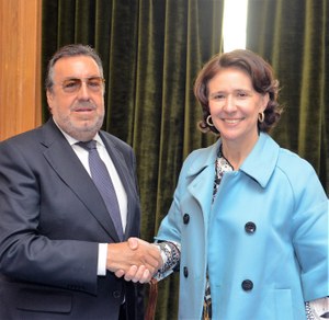Saludo institucional entre Miguel Carballeda y Teresa Sanjurjo