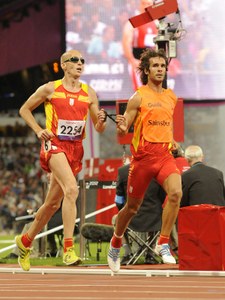Un atleta ciego español compite, acompañado por su guía, en una carrera de alta competición