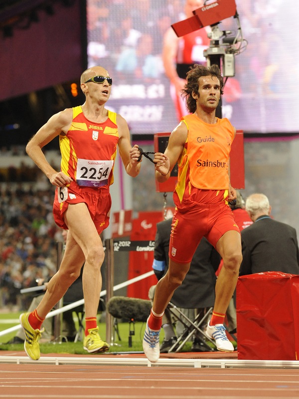 Un atleta ciego español compite, acompañado por su guía, en una carrera de alta competición
