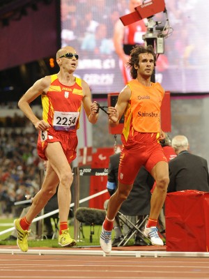 Un atleta ciego español compite, acompañado por su guía, en una carrera de alta competición