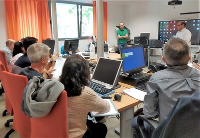 Un grupo de padres atiende la exposición de los monitores durante los cursillos llevados a cabo en Madrid
