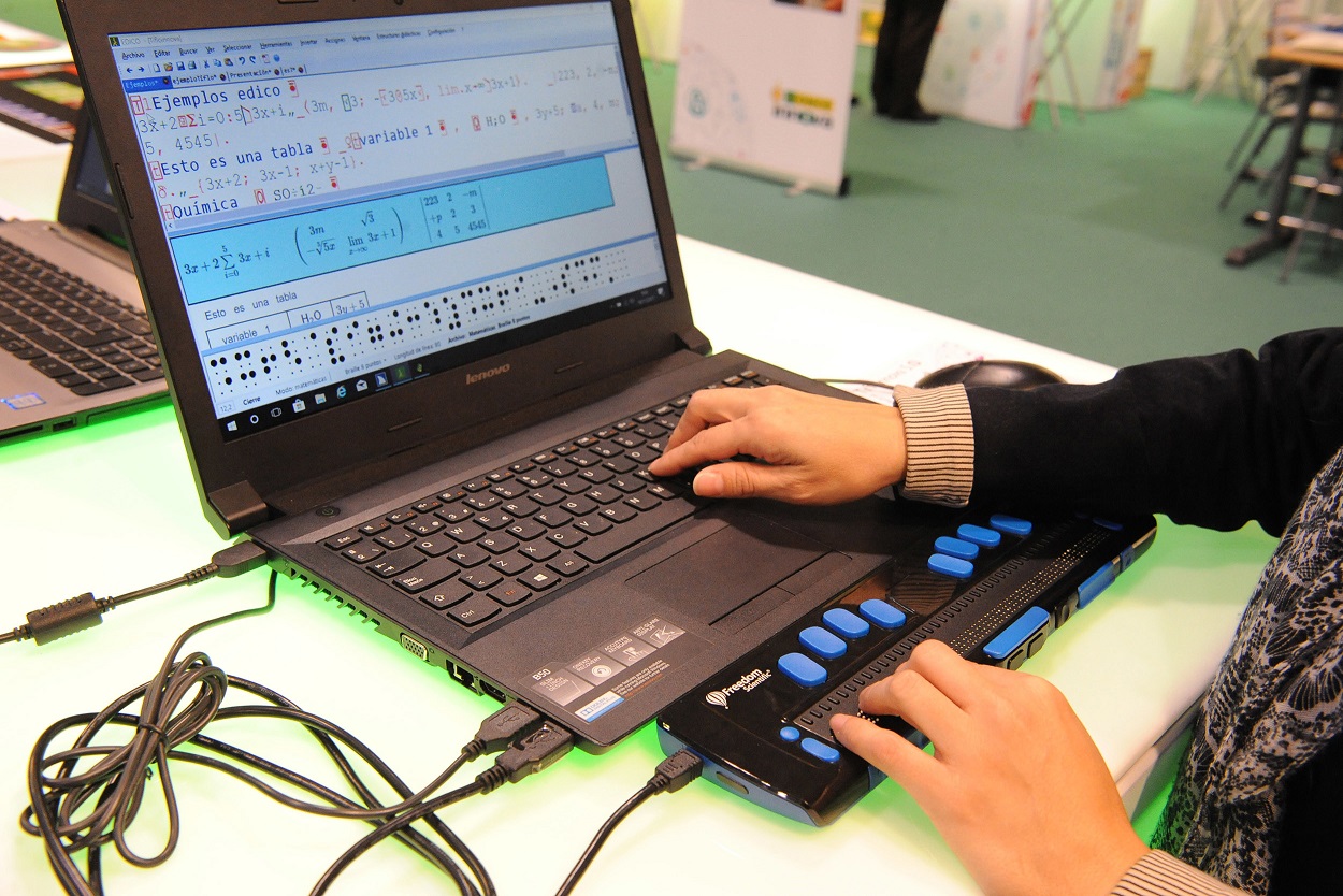 Un técnico maneja un ordenador conectado a línea braille