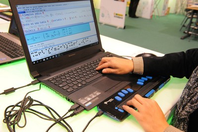 Un técnico maneja un ordenador conectado a línea braille