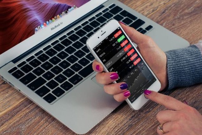 Una mujer abre en su smartphone su litado de aplicaciones