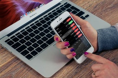 Una mujer abre en su smartphone su litado de aplicaciones