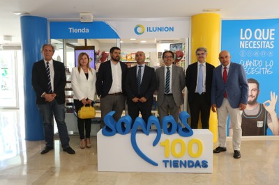 Foto de familia de la apertura de la tienda número 100 de Ilunion Retail
