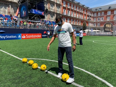 Gilberto Silva, exfutbolista del Ársenal y de la selección brasileña, se prepara para tirar un penalti a ciegas en la Plaza Mayor de Madrid