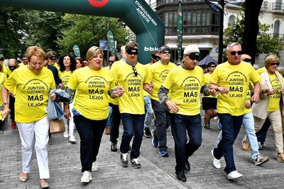 Autoridades y ciudadanos en la salida de la carrera en la Gran Vía de Bilbao