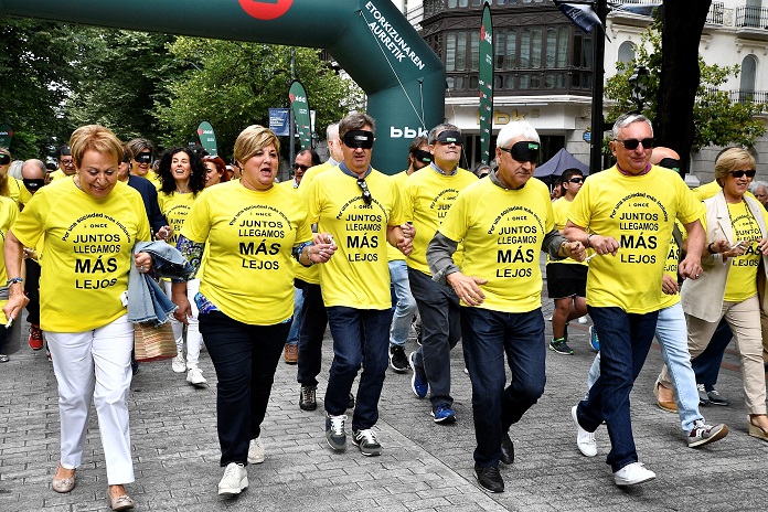 Autoridades y ciudadanos en la salida de la carrera en la Gran Vía de Bilbao