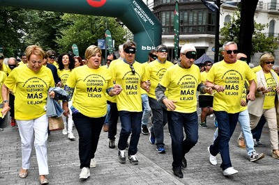 Autoridades y ciudadanos en la salida de la carrera en la Gran Vía de Bilbao