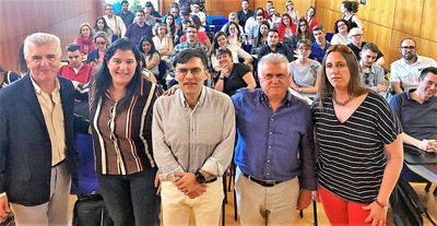 Durán, en el centro, acompañado por los directivos de ONCE Valencia y técnicos de la Organización, en el debate que mantuvieron con los universitarios