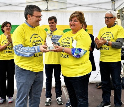 El alcalde Aburto entrega el Cascabel de Oro a la representante de APNABI- Autismo Bizkaia