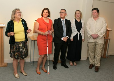 El artista (a la derecha), junto a los representantes de la ONCE, en la presentación de la muestra