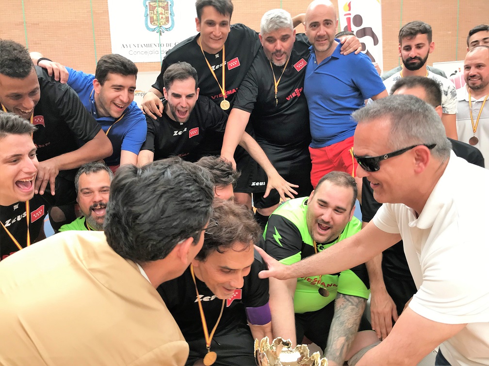 El equipo de Fútbol Sala de Madrid muestra su alegría al recoger su trofeo