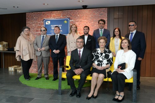 Foto de familia de galardonados y autoridades en la gala gallega