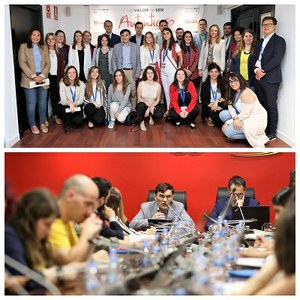Foto de familia de los jóvenes participantes con los responsables de Fundación ONCE en Madrid y, debajo, de su reunión con Alberto Durán al fondo