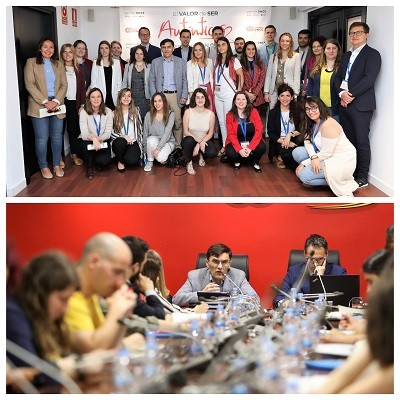 Foto de familia de los jóvenes participantes con los responsables de Fundación ONCE en Madrid y, debajo, de su reunión con Alberto Durán al fondo
