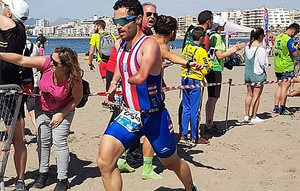 Jairo, disputando el tramo de carrera a pie en Roquetas
