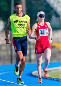 La atleta afiliada Susana Rodríguez, compitiendo en Grosseto junto a su guía Celso Comesaña