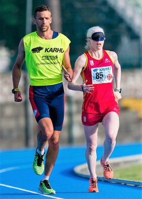 La atleta afiliada Susana Rodríguez, compitiendo en Grosseto junto a su guía Celso Comesaña