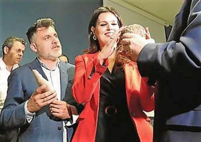 La consejera Miriam Guardiola conociendo al tacto una de las réplicas disponibles en el Museo