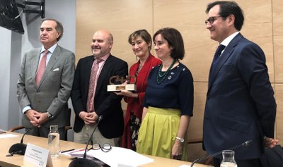 Ortega con el premio del Cermi, junto responsables del mismo y del Consejo de la abogacía